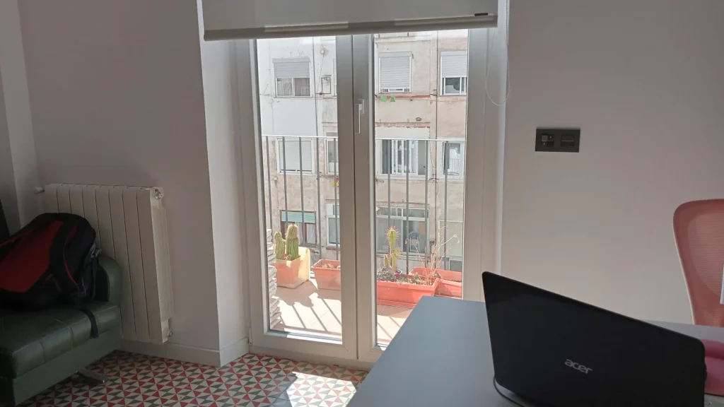 Sala de trabajo de Trencadís Coworking con salida al balcón